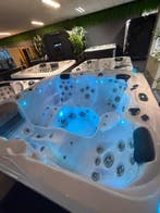 Jacuzzi / spa 212x212 – plug & play 220V – 65 jets – luxe, Ophalen, Zo goed als nieuw, Pomp, Vast