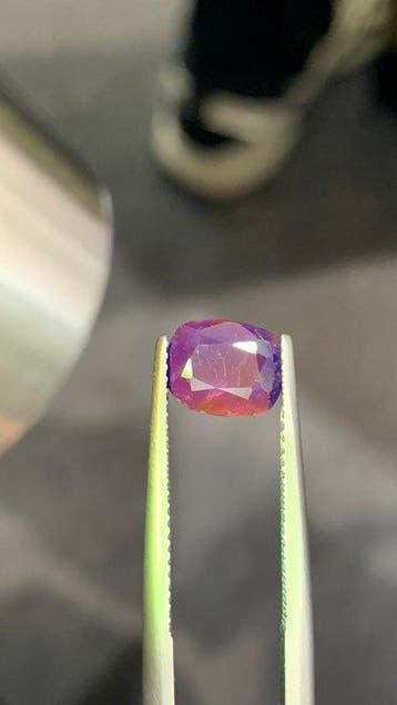 1 pcs Blauw Hackmaniet - 1.85 ct - nternational Colored, Nieuw