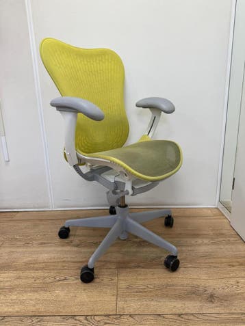 Refurbished Herman Miller Mirra 2 Butterfly Yellow, Verzenden, Geel, Zo goed als nieuw, Bureaustoel
