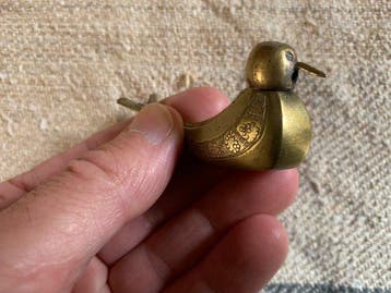 Kleine messing zoutstrooier in de vorm van een vogel. -