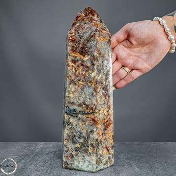 Cordieriet Obelisk – een imposant uniek stuk met rokerige
