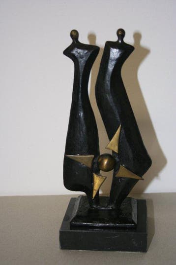 Artihove - Corry Ammerlaan - sculptuur, Staan voor de zaak.