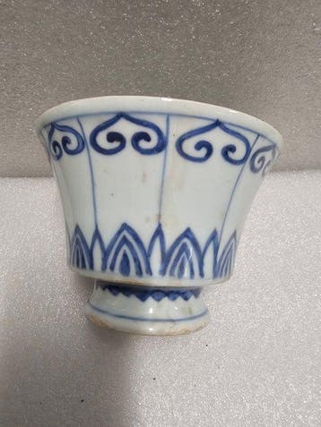 Oude hoge kom van Chinees porselein blauw-wit, decor ruyi en