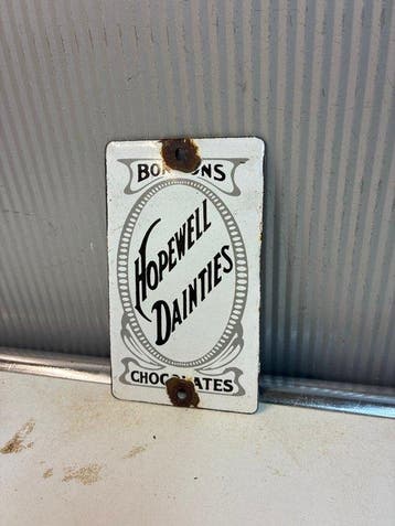 Vintage Hopewell Dainties Chocolates reclamebord – emaille