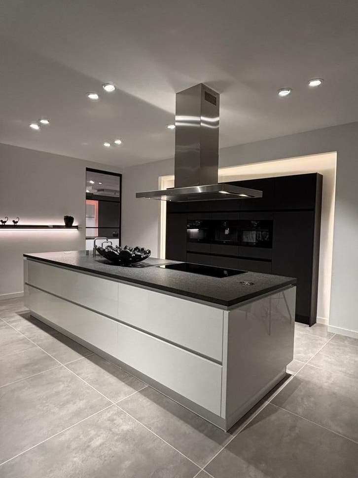 Hoogglans Pronorm keuken, Huis en Inrichting, Keuken | Complete keukens, Graniet of Steen, Greeploos, Met kookeiland, Hoogglans of Gelakt