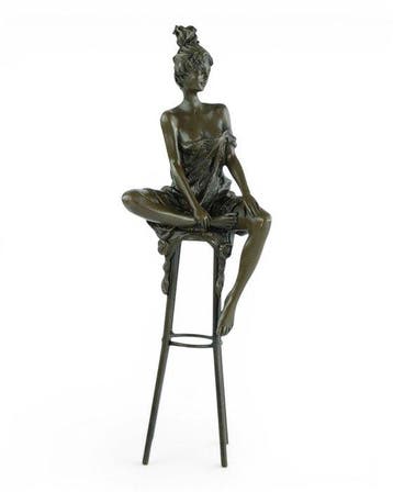 Pierre Collinet - sculptuur, Young Woman on Barstool - 29 cm