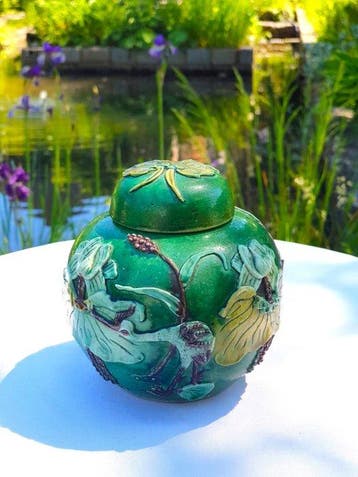 Antieke Chinese gemberpot met reliefdecoratie en deksel –