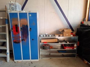 Kledinglocker en bedrijfswageninrichting met inhoud, Nieuw
