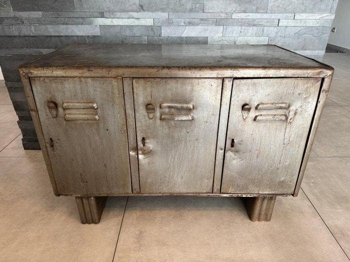 Ladekast - Staal - meubel met deuren, Antiek en Kunst, Antiek | Wandborden en Tegels