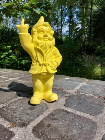 Beeld, naughtyyellow gnome with middle finger - 30 m -
