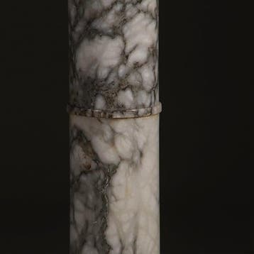 Antieke geaderde wit marmeren zuil in een fijne oude kleur N, Ophalen of Verzenden