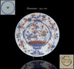 Een groteChinese Imari-schotel, beschilderd en verguld,