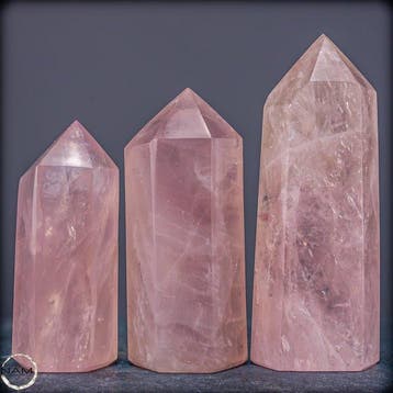 Rozenkwarts-obelisken – elegante kristalpunten van