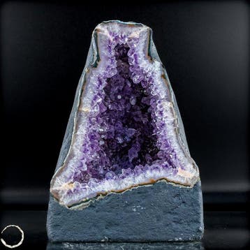 Natuurlijke amethist kristalkathedraal – diepviolette
