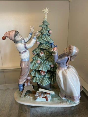 Lladró - Beeldje - Trimming the tree - 5897 (With original