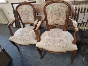 2 Antieke Stoelen, beetje werk aan