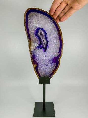 Very unique purple colored agate slice on stand Gepolijste -