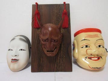 Set van drie traditionele Japanse maskers: Noh-stijl