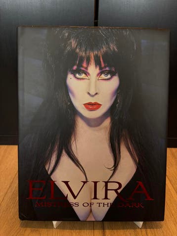 Elvira boek - Mistress of the dark - Gesigneerd!, Verzamelen, Muziek, Artiesten en Beroemdheden, Ophalen of Verzenden, Nieuw, Boek, Tijdschrift of Artikel