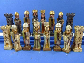 Jeu déchecs en bois polychrome Hispanique des années 1950