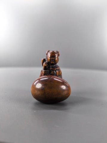 Japan Hout Houten netsuke die een karako met een hamer