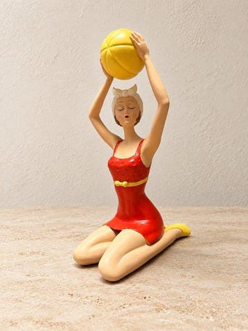sculptuur, Badedame met bal – kleurrijke retro strandfiguur