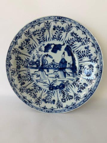 Qing-Kangxi-periode, gemodelde blauw-witte schotel met een