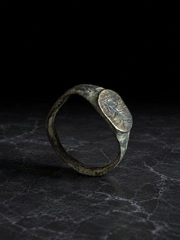 Oud-Romeins, Keizerrijk Brons Ring met gegraveerde plant uit