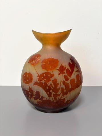Vaso in vetro cameo con fiori Établissements Gallé, Firmato