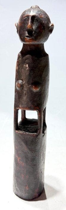Oude voorouderfiguur met ouderdom en een prachtige patina -