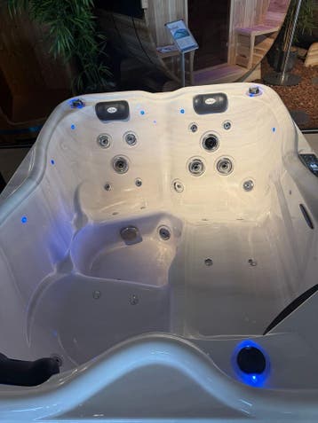 Luxe Spa / Jacuzzi – 3 pers. 220V Plug and Play, Tuin en Terras, Bubbelbaden en Hottubs, Ophalen, Zo goed als nieuw, Pomp, Vast