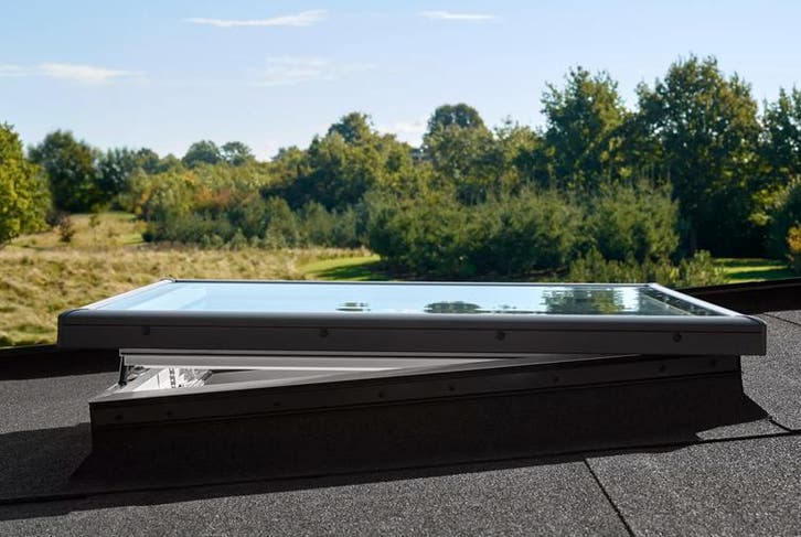 VELUX platdakraam solar ventilerend 90x120 cm, Doe-het-zelf en Verbouw, Glas en Ramen, Verzenden