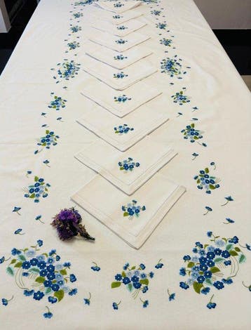 Tafelkleed (13) - 320 cm - 170 cm - Handgeborduurd op maat