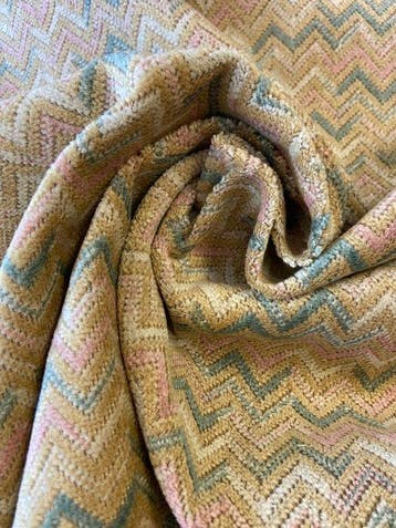 Jacquard meubelstof met iconisch chevron-zigzagpatroon,