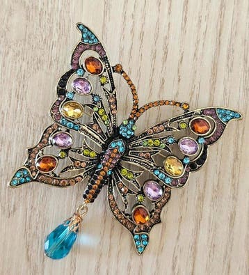 Vintage vlinderbroche van verguld metaal, versierd met