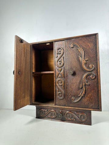 Kabinet - Eiken wandkast met Art Nouveau-scrolldecoratie -