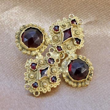 Antiek gouden broche met granaat, Gebruikt, Ophalen of Verzenden, Met edelsteen, Goud
