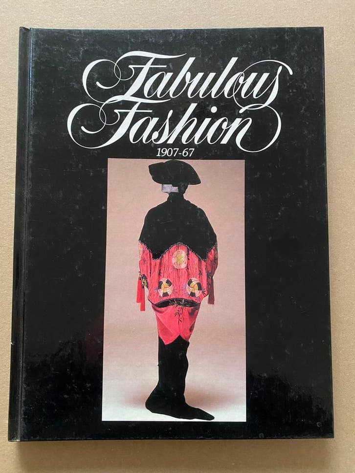 Dames Mode - Topstukken Metropolitan - 1907-1967 - ENGELS, Boeken, Mode, Zo goed als nieuw, Ophalen of Verzenden