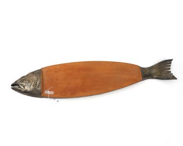 Een houten en verzilverde visplank, 20e eeuw