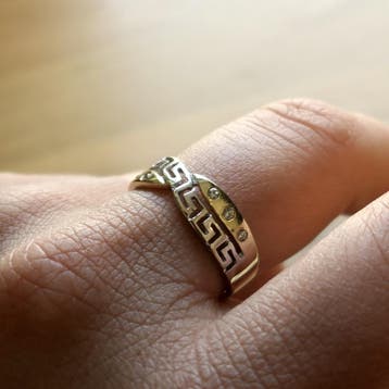 Bicolor gouden ring met meander patroon en zirconia, 18 tot 19, Gebruikt, Ophalen of Verzenden, Met edelsteen
