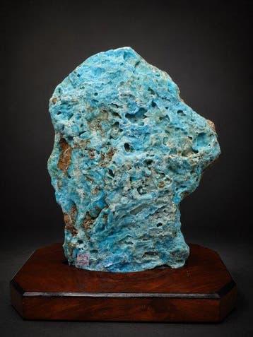 Blauwe aragonietsculptuur op houten voetstuk – Oceanblauw