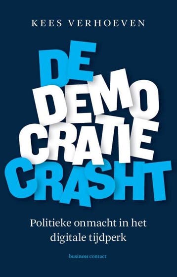 De Democratie Crasht | Kees Verhoeven | Nieuw, Ophalen of Verzenden, Nieuw, Kees Verhoeven