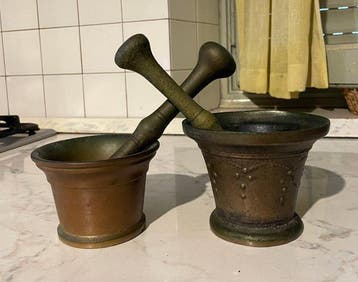 Vijzel en stamper (4) - Gepatineerd brons - 2 bronzen