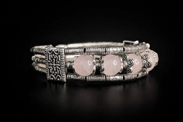 Mooie armband van natuurlijk rozenkwarts – etnisch ontwerp -, Verzamelen, Mineralen en Fossielen