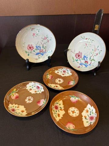 Set van 5 porseleinen borden, bloemrijk decor in polychrome