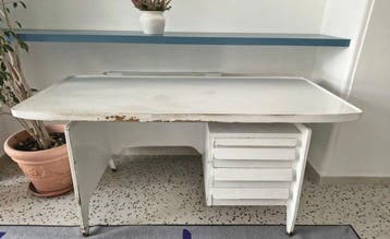 Bureau - Naaldhout - Italiaanse vintage bureau, Antiek en Kunst