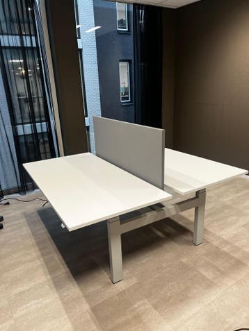Duo werkplek van Ahrend inclusief tussenwand - elektrisch, Huis en Inrichting, Bureaus, Verzenden, In hoogte verstelbaar, Zo goed als nieuw