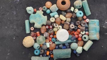 Oudegyptisch naar Latijn Glas meer dan honderd oude kralen, Antiek en Kunst