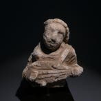 Gandhara Gips Muzikantfiguur. Stucwerk. 13,5 cm hoog. 1e–3e