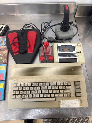 Commodore 64 with games and accessories - Computer, Nieuw